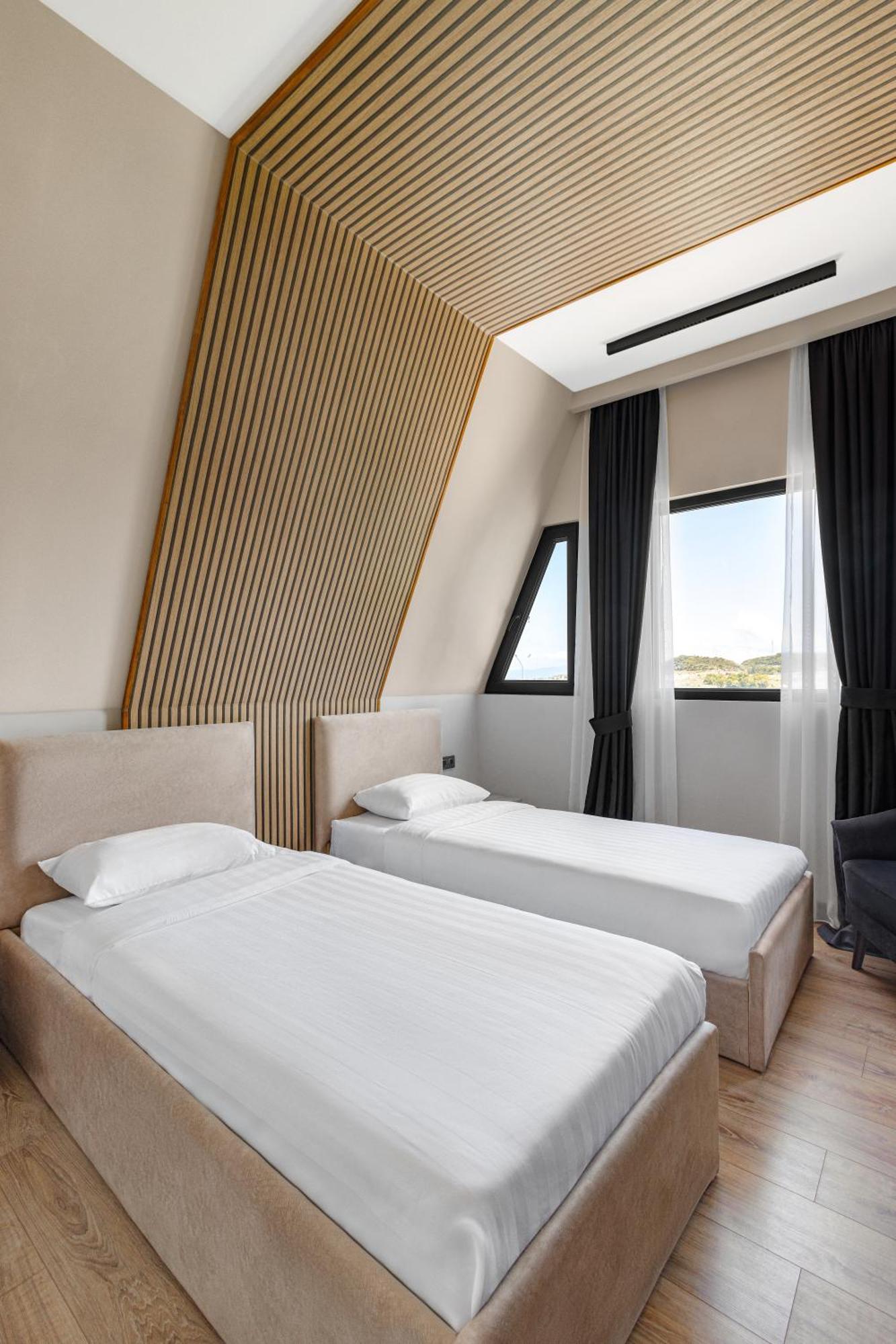 Hotel Noy Land 2*